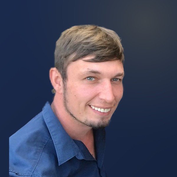 Ronny M&uuml;hlenbeck, Inhaber von NACHTAKTIV, l&auml;chelnd im blauen Hemd